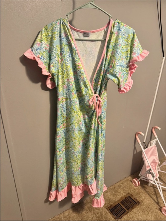 Abby & Evie Dresses & Skirts - Women's Pink-Trimmed Floral Midi Wrap Dress